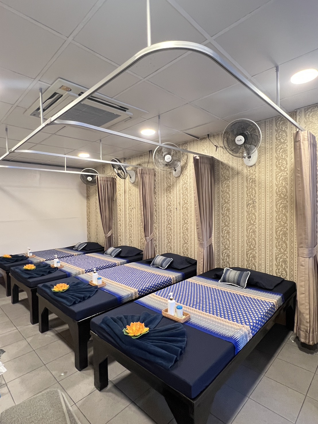 Multi-bed treatment room with elegant Thai décor