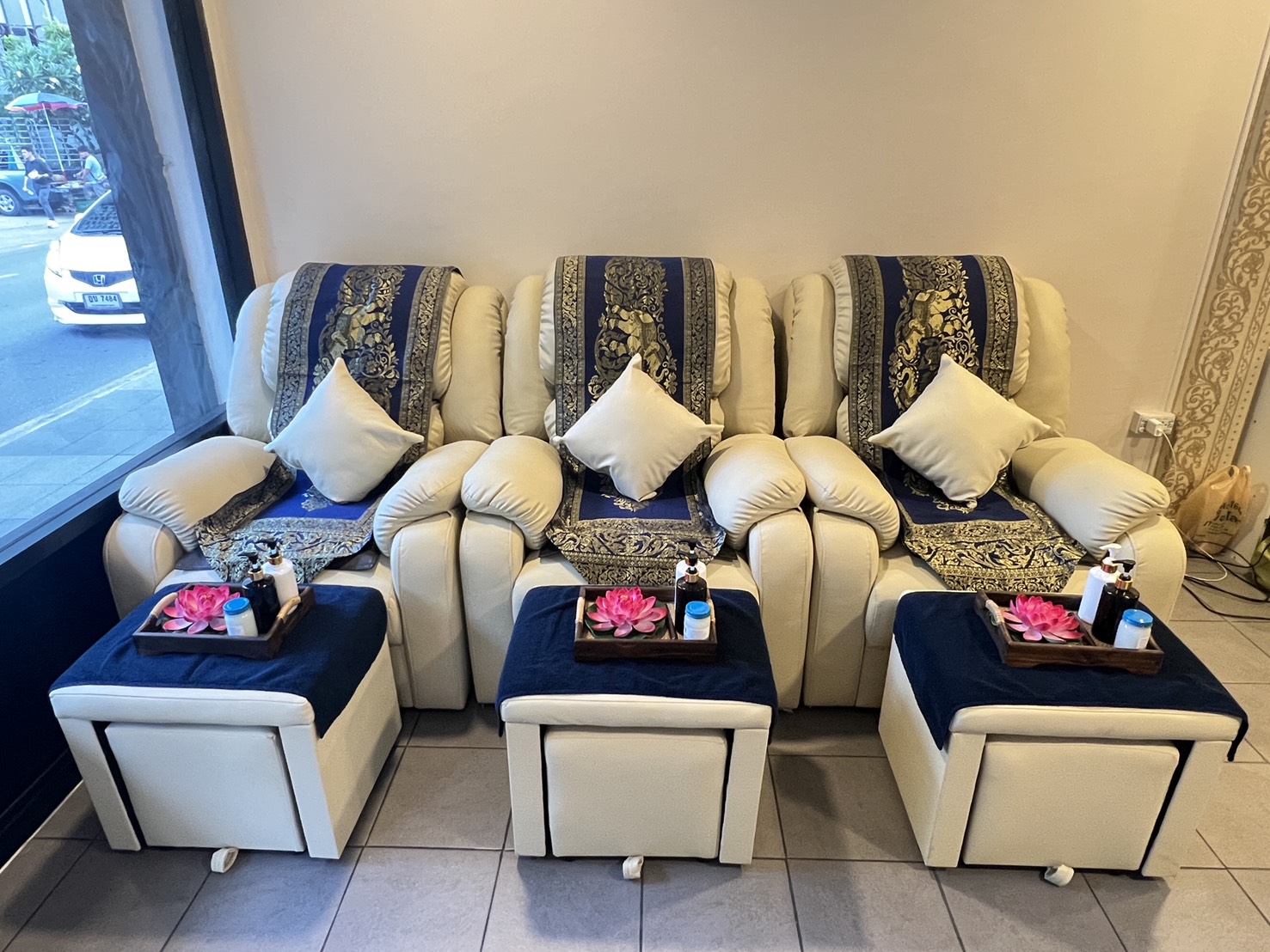 Foot massage lounge with reclining chairs